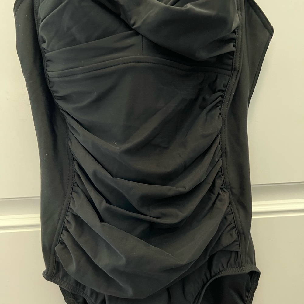 Land’s End one piece swimsuit with padding. Adjustable straps has liner.… - Picture 4 of 8
